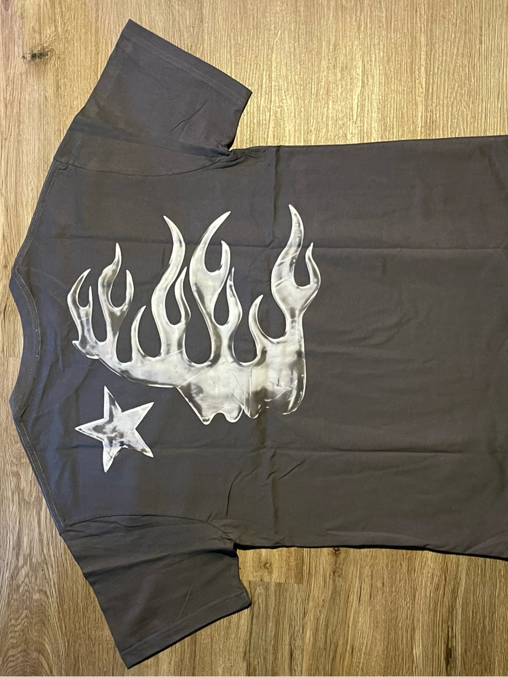 Men's Graphic Short Sleeve Tee with White Flame Buck and Star - Gray
